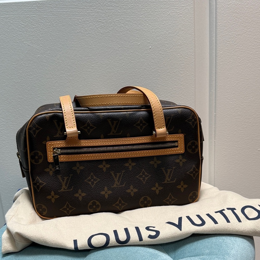 Louis Vuitton cites MM size Monogram
